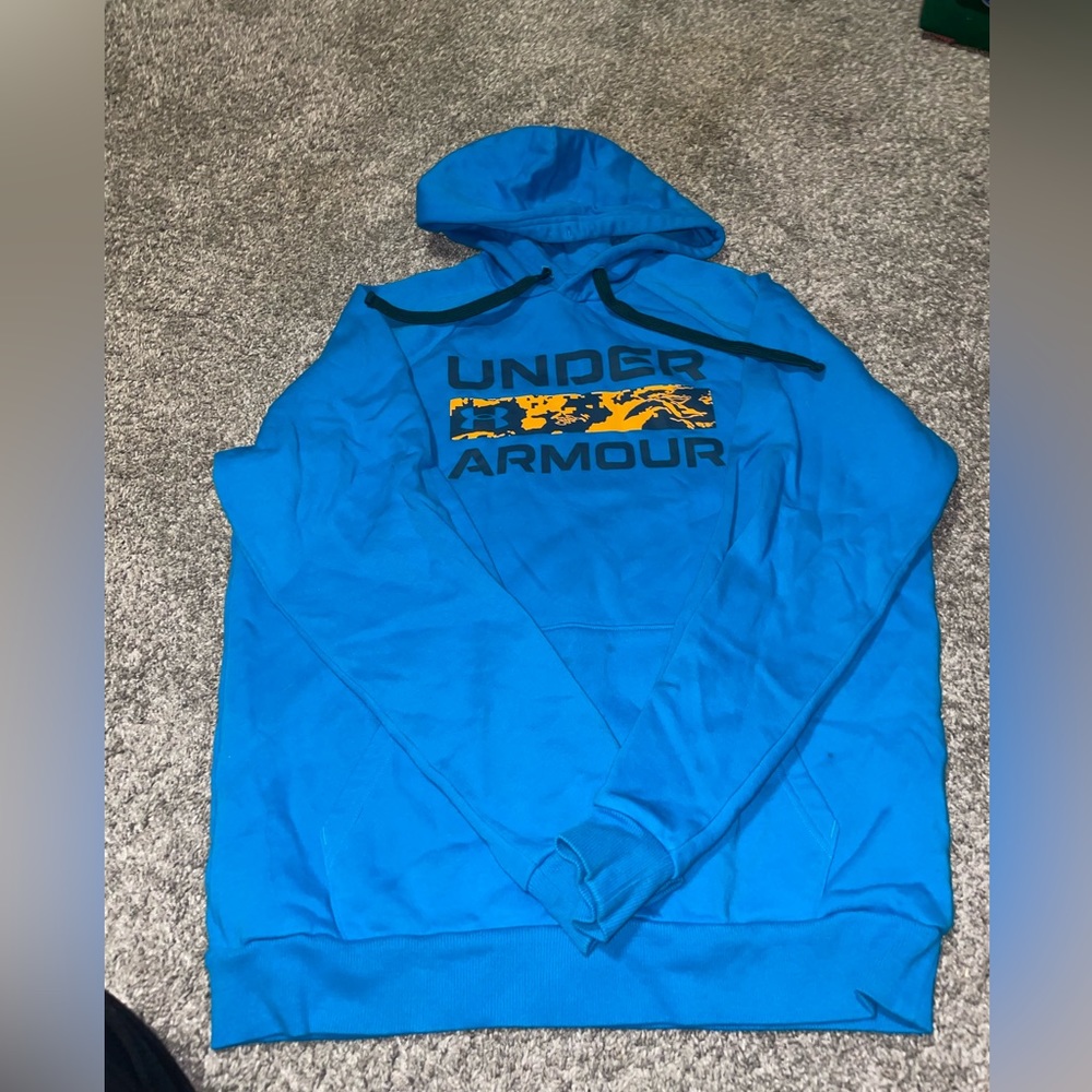 BLUE UNDER ARMOUR HOODIE SIZE MEDIUM